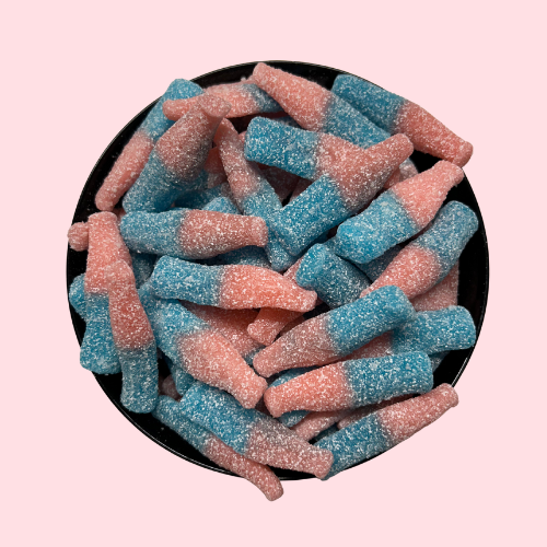 Gesuikerde zure Bubblegum Candy flesjes blauw en roze in zwart bakje