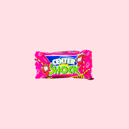 Center Shock Strawberry zure kauwgom met roze verpakking en groene letters 