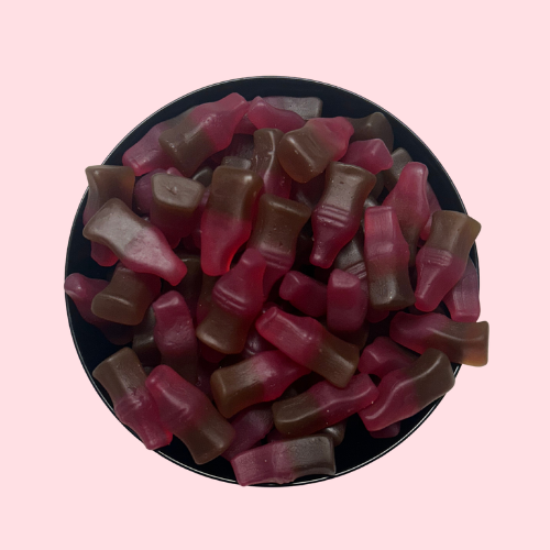 Cherry cola flesjes roze en cola kleur in zwart bakje