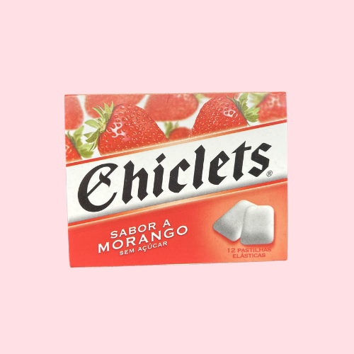 Chiclets Strawberry kauwgom rode verpakking met aardbei en chiclets logo