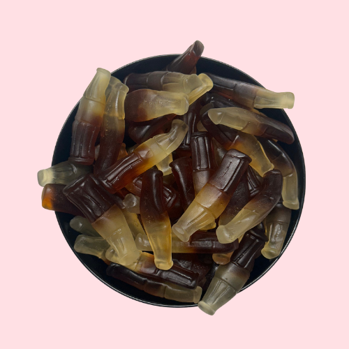 Cola flesjessnoepjes in cola kleur in zwart bakje