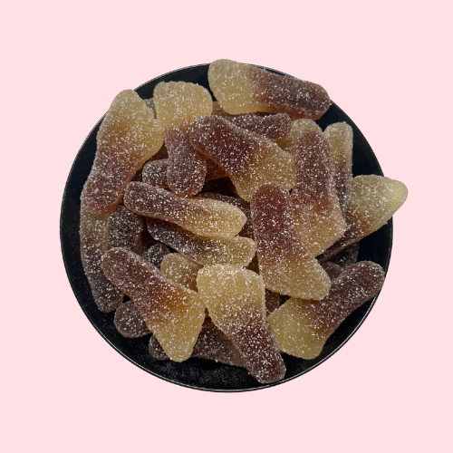 Gesuikerde zure cola voetjes in voetvorm in zwart bakje