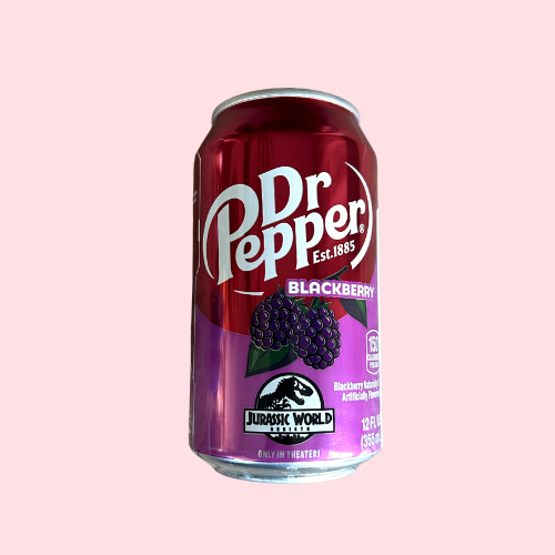 Paars Dr Pepper Blackberry blikje met rode accenten en logo