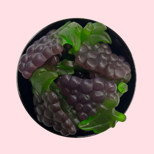 Druiventrossen snoep, paars groene kleur in zwart bakje