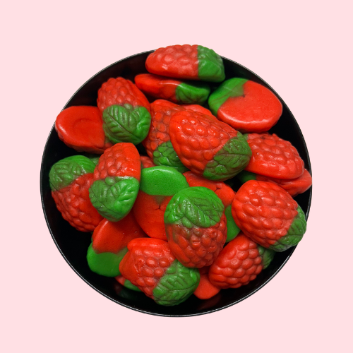 Rood-groene aardbei snoepjes met aardbeiensmaak in zwart bakje