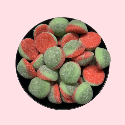 Groen-roze snoepjes met watermeloensmaak in zwart bakje