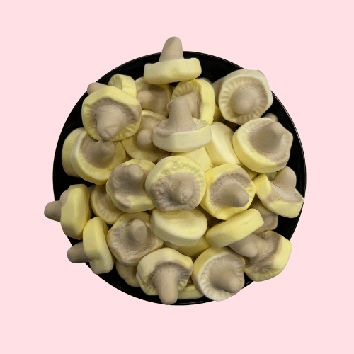 Franssons Mushrooms Banana Caramel snoep in vorm van een champignon geel in zwart bakje