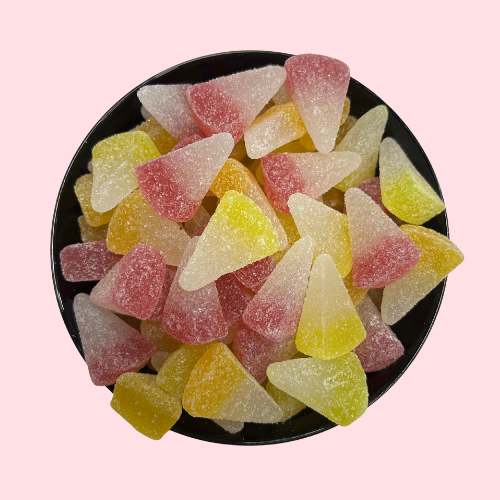 Fruitparts snoepjes driehoek vorm geel wit rood in zwart bakje