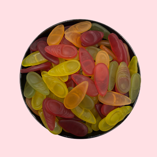 Rood-geel-groen-oranje snoep schoentjes in zwart bakje