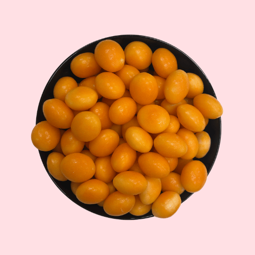 Gevulde Buttercream snoep gevuld met boter oranje in zwart bakje