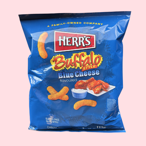 Herr’s Blue Cheese Chips in blauwe verpakking met kip en saus
