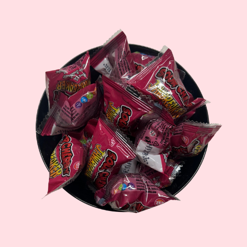 Jawbreaker Sour Cherry in rode verpakking met individueel verpakte snoepjes