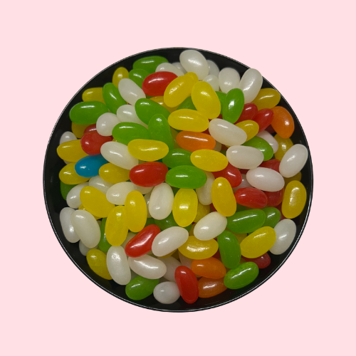 Geel, groen, wit, rood, blauw en oranje jelly beans in zwart bakje