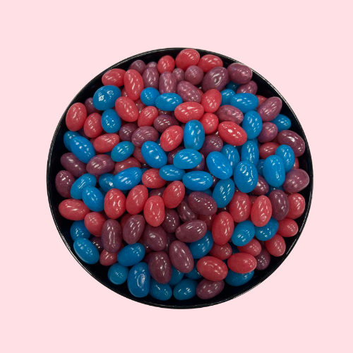 Rood-paarse-blauwe jelly beans in berry smaakt in zwart bakje