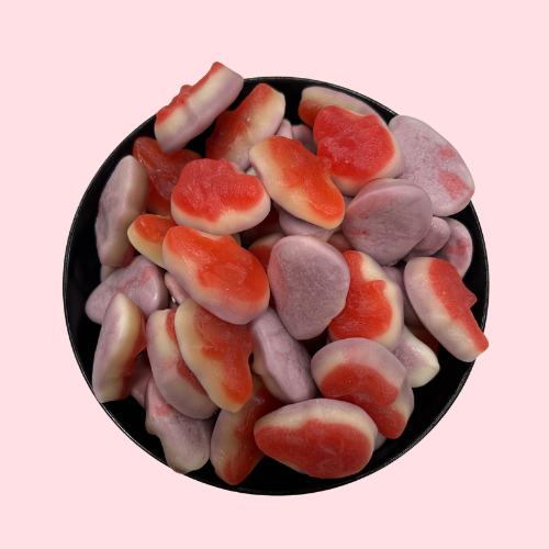 Rood-paarse Jelly skulls snoep in vorm van schedel in zwart bakje