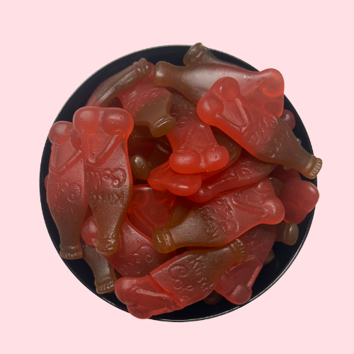 Kers cola flesjes snoep rood met bruin in zwart bakje