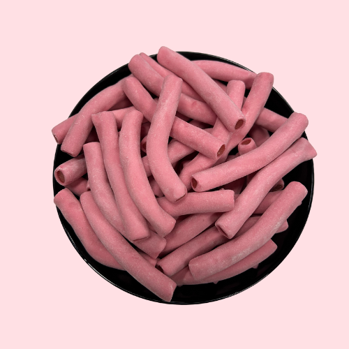 Roze kersen staafjes snoep gevuld in zwart bakje