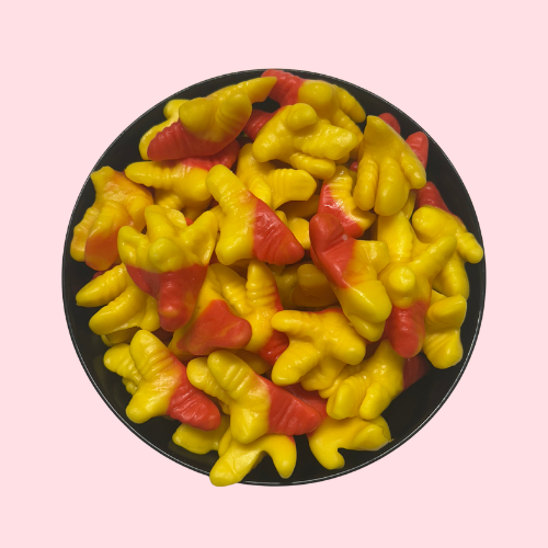 Rode en gele kippenpootjes snoepjes in zwart bakje