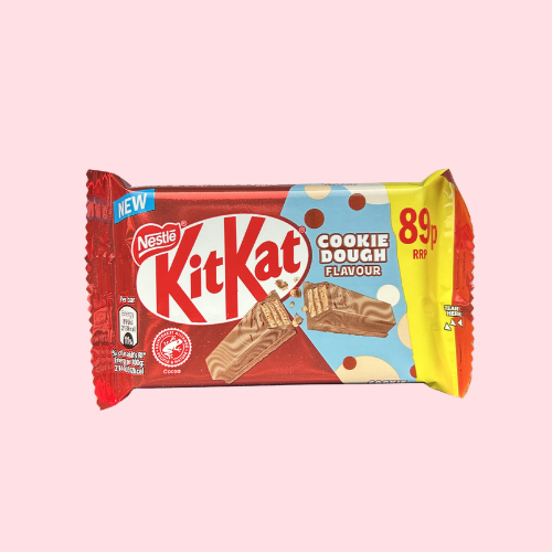 KitKat Cookie Dough rood blauw gele verpakking met kitkat logo