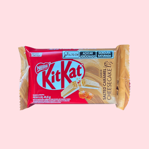 Bruin-rode Kitkat Caramel Salted Cheesecake met kitkat logo