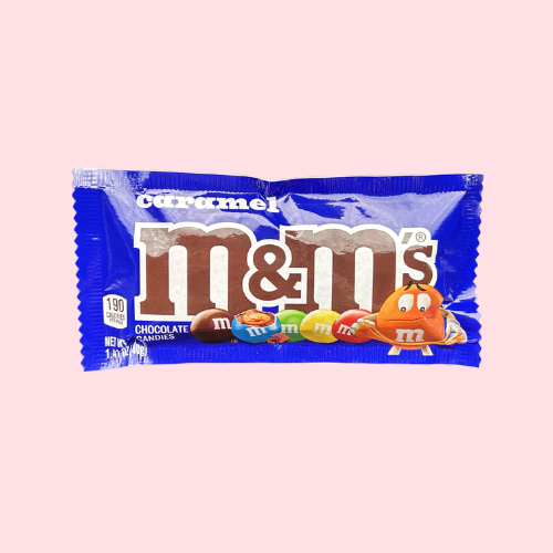 M&M's Caramel blauwe verpakking met m&m's en M&M's logo