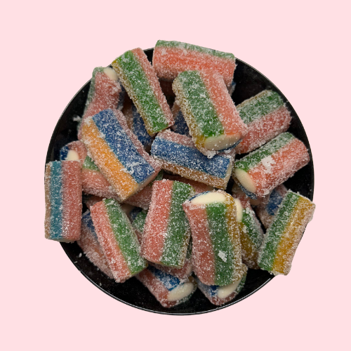 Mini sticks regenboog gesuikerd met witte vulling in zwart bakje