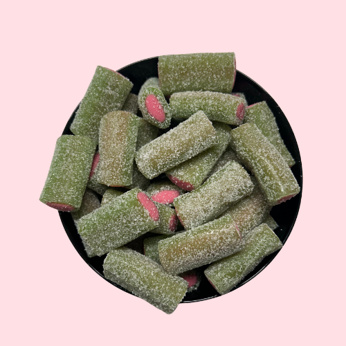 Gesuikerde watermeloen snoep sticks groen met roze vulling in zwart bakje