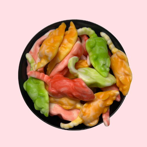 Groene, oranje en rode muisjessnoepjes in zwart bakje