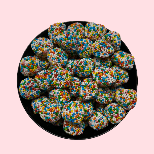 Multicolor Wild Berries snoepjes met verschillende kleuren spikkeltjes in zwart bakje