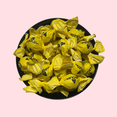 Gele harde Napoleon citroen snoepjes in zwart bakje