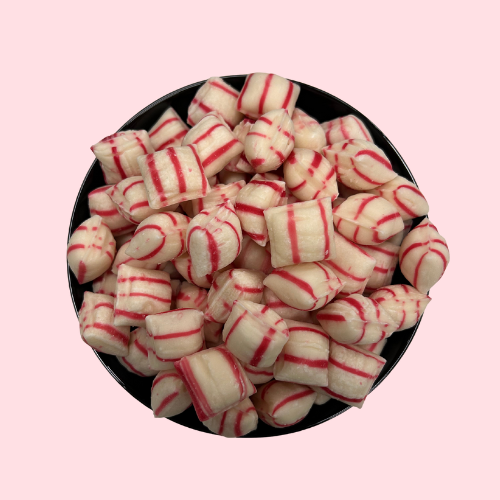 Creme rode Pepermuntkussentjes snoep in zwart bakje