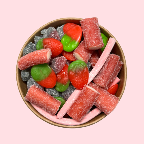 Poke Bowl gevuld met snoep rood roze groen aardbeien snoep 