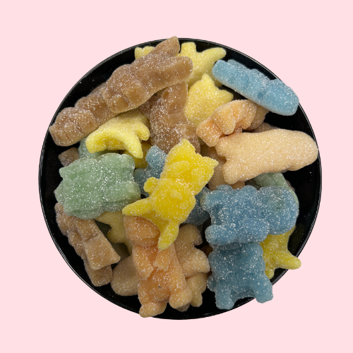 Geel-groen-bruine-gele pokemon vormige snoepjes in zwart bakje