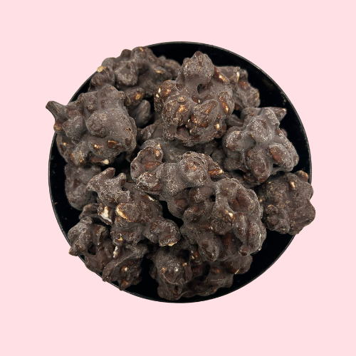 Pure chocolade rotsjes met pinda in zwart bakje