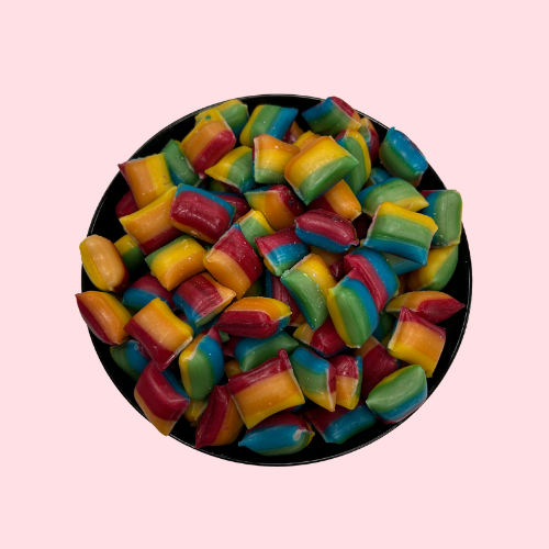 Regenboog kleurige kussentjes snoepjes in zwart bakje