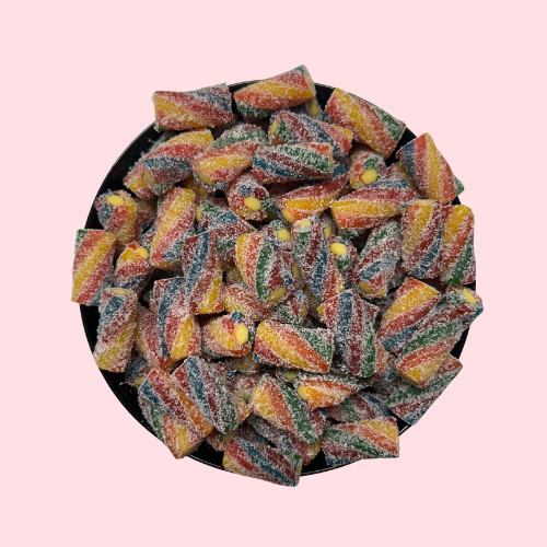 Gesuikerde regenboog snoep sticks met gele vulling in zwart bakje