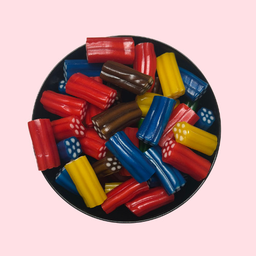 Revolver snoepjes rood, blauw, geel, bruin en groen in zwart bakje