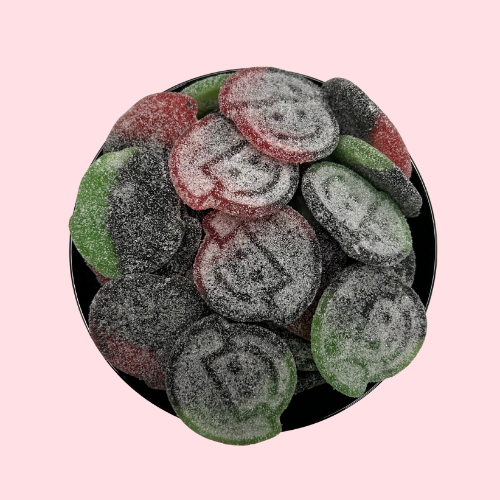 Gezouten rood-groene drop snoepjes met gezichtjes in zwart bakje