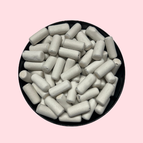 Witte schoolkrijt snoepjes in zwart bakje