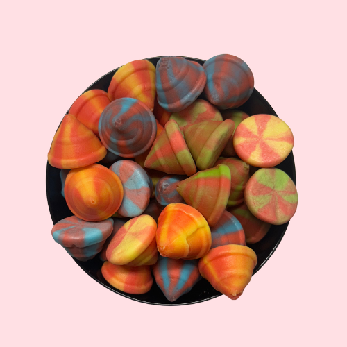 Schuimtorentjes snoep geel oranje blauw groen in zwart bakje
