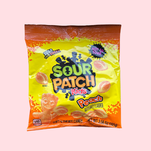 Sour Patch Kids Peach snoep in geel-oranje verpakking met perzikjes