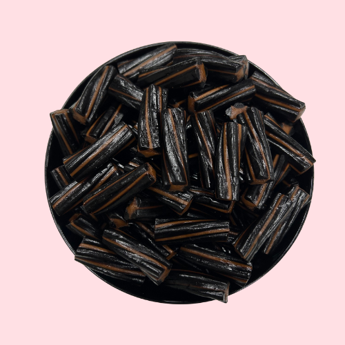 Zwart bruine trollendrop met zoete vulling in zwart bakje