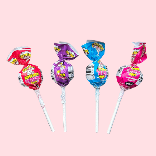 Warheads lolly’s in paars, rood, blauw en roze