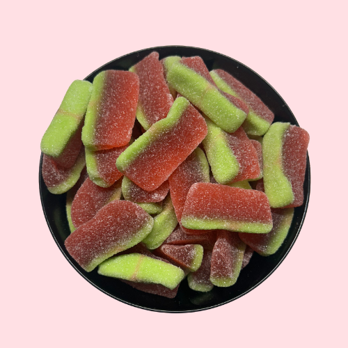 Gesuikerde rood-groene watermeloen schijfjes in zwart bakje