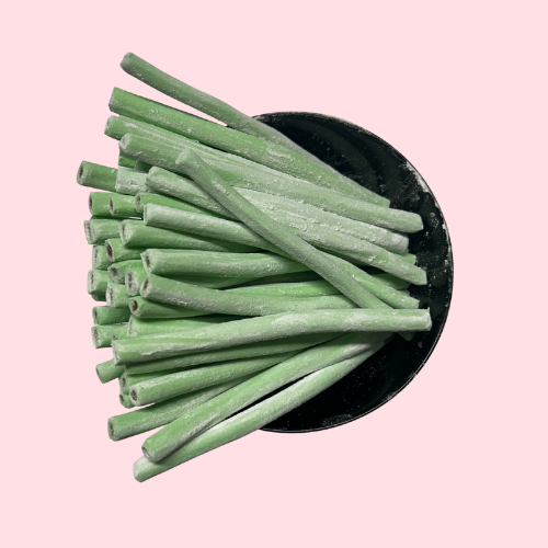 Groene watermeloenstaafjes met rode vulling in zwart bakje