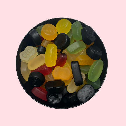 Winegums rood, geel, groen, oranje en zwart in zwart bakje