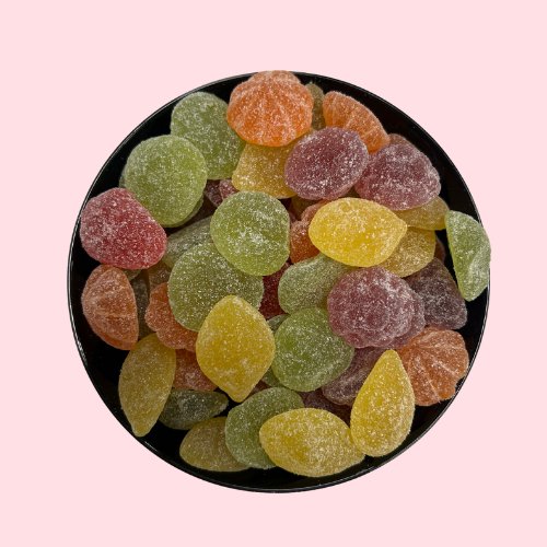 Zacht fruit snoep in paars, groen, rood, geel en oranje in zwart bakje