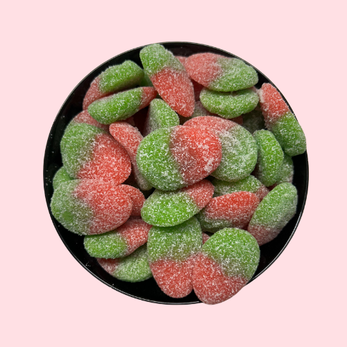 Gesuikerde zure aardbeien rood en groen in zwart bakje