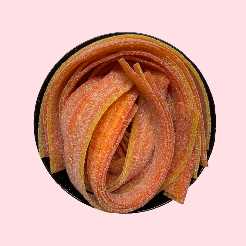 Gesuikerde zure matten mango en passievrucht oranje-geel in zwart bakje