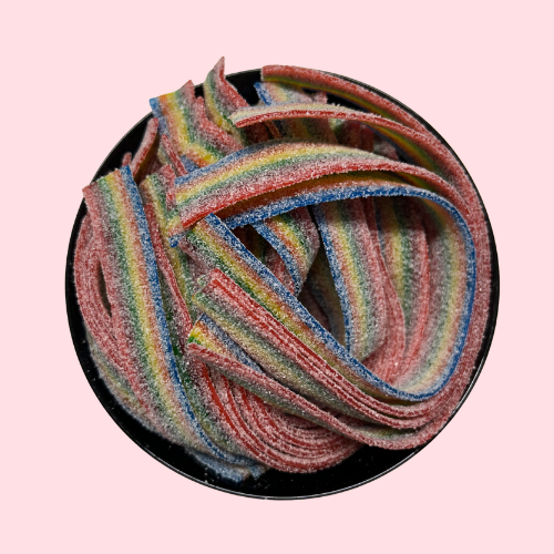 Gesuikerde zure matten in regenboogkleuren in zwart bakje